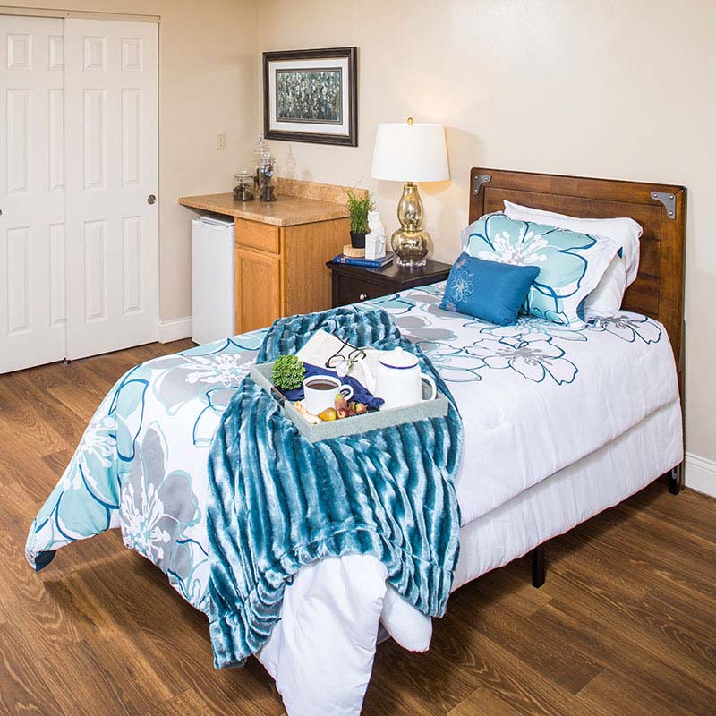 A-beautiful-bedroom-layout-in-a-10-Wilmington-Place-senior-living-residence
